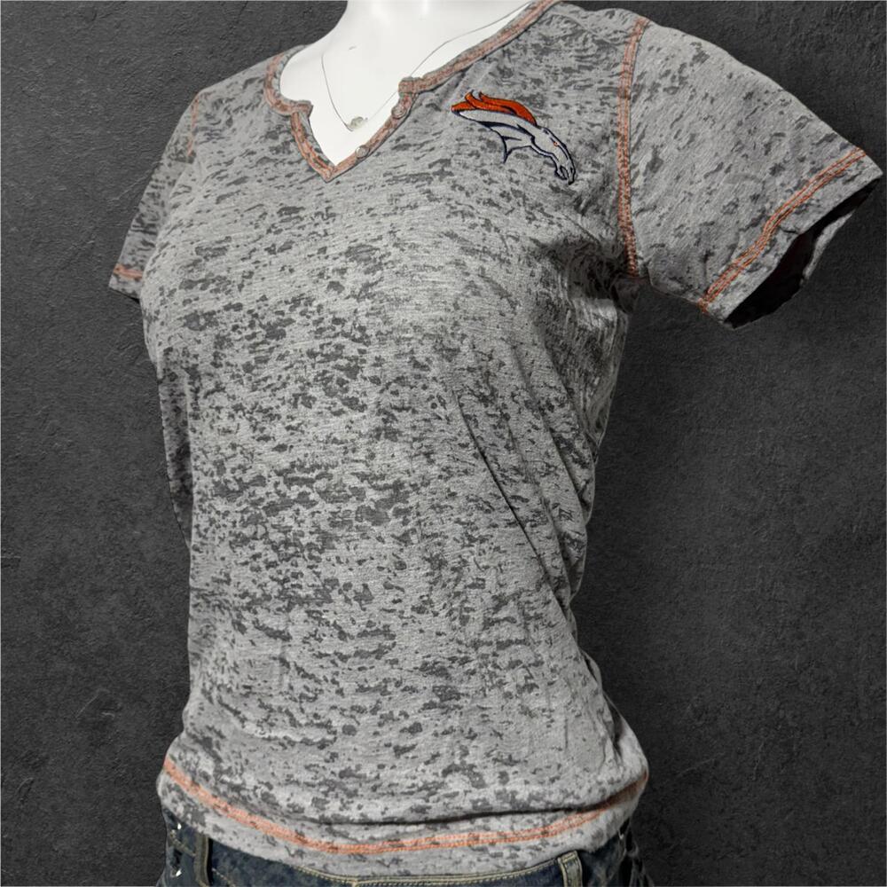Denver Broncos Women's Gray Short Sleeve V-Neck T-Shirt Size Small